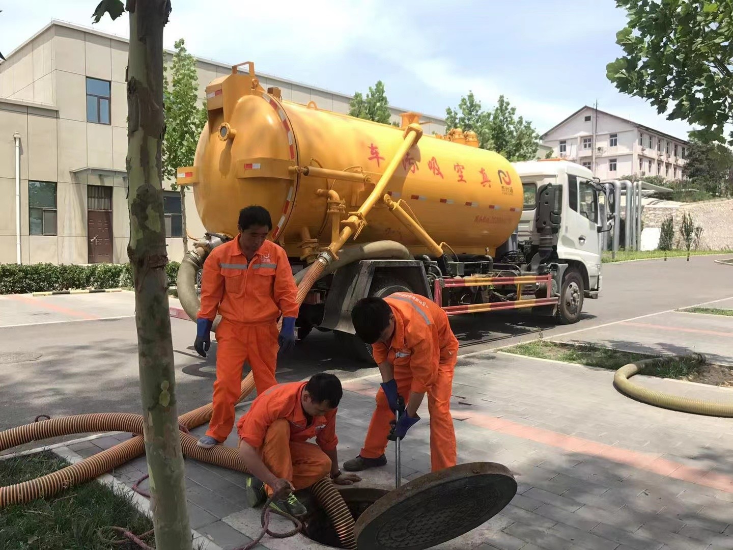 游仙管道疏通车停在窨井附近