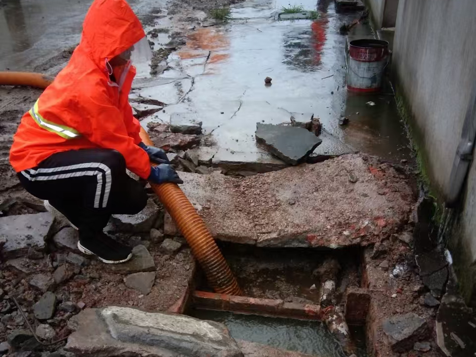 游仙专业清理污水池 炜誉市政以规范流程守护城市 “肠道”